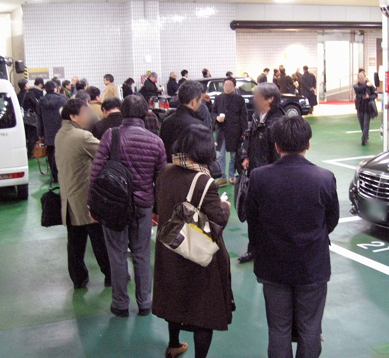 1月10日終演後の楽屋口には、大野和士のサインを求める人が列を作った