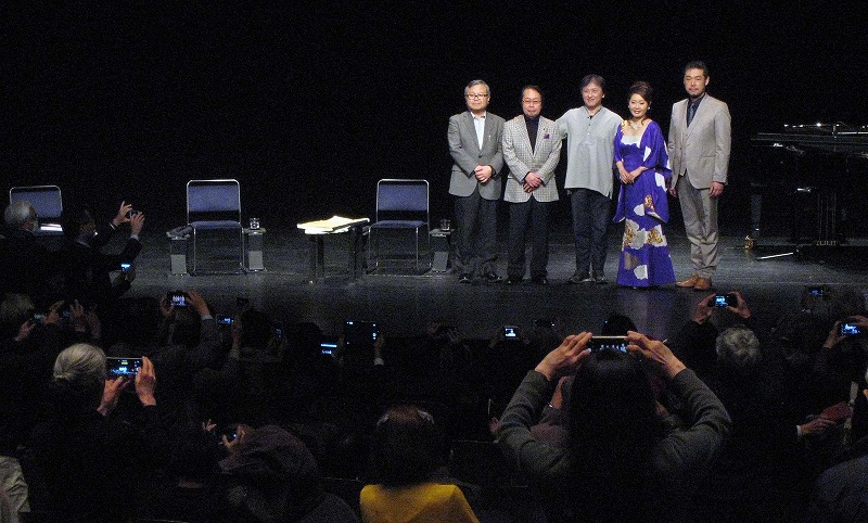 イベント後の舞台撮影、左から長木誠司、西村朗、大野和士、臼木あい、高田智宏