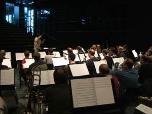 トゥルク海軍音楽隊のリハーサルで指揮する新田ユリ（2006年4月）
